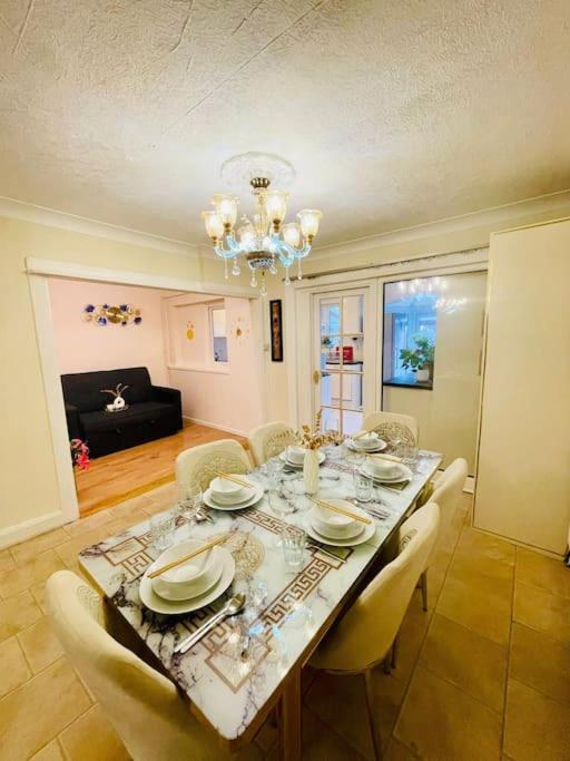 Casa vacanze Beautiful 3bd Family With Huge Private Graden *
