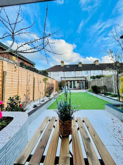 Beautiful 3bd Family With Huge Private Graden Londra